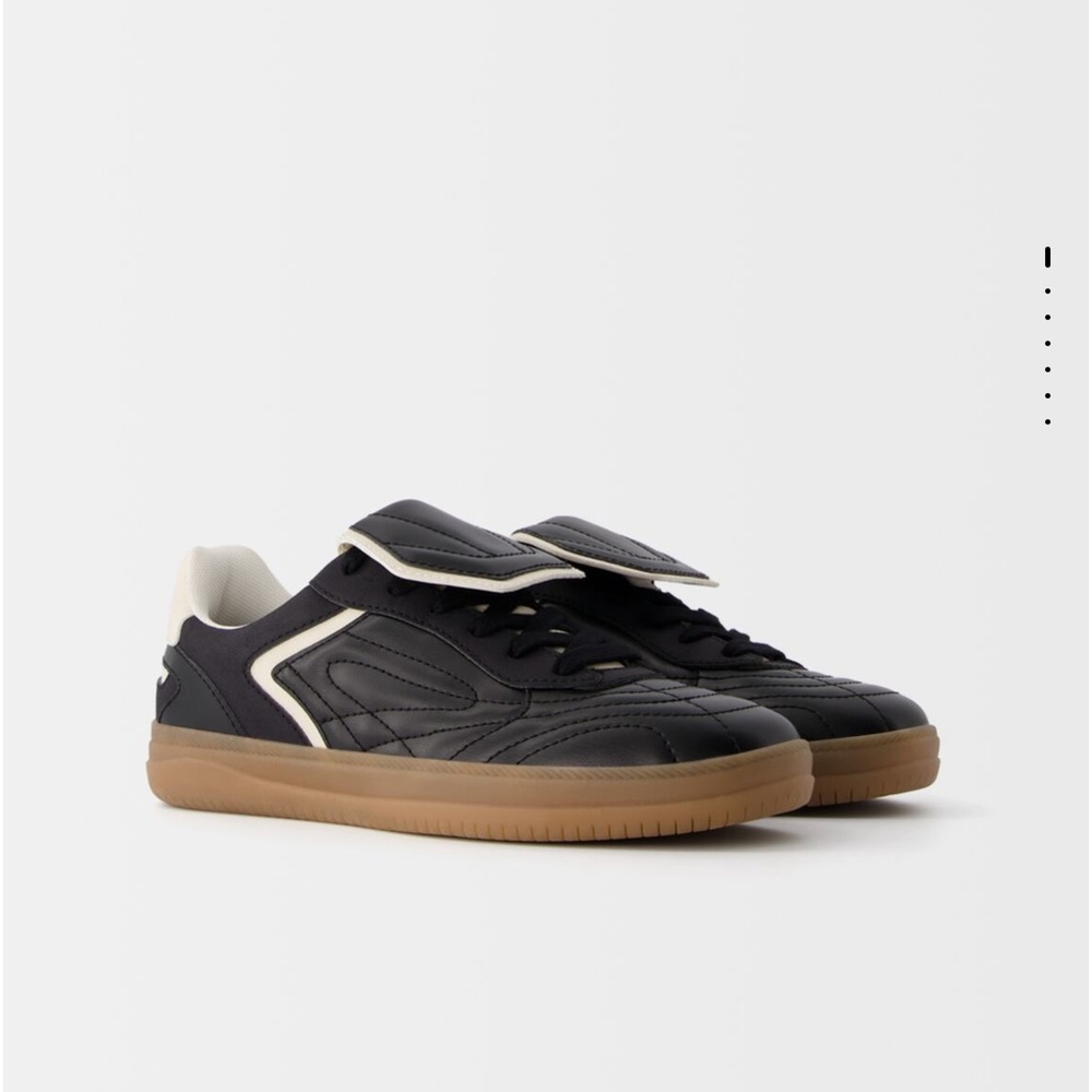 Retro football trainers with tongue